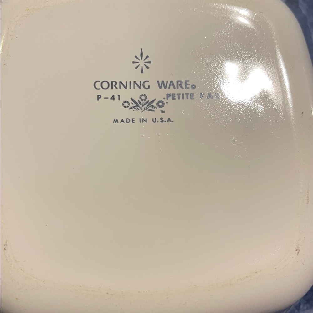 vintage “ Cornflower “ Corning ware petite baking dish
P-41 - Picture 2 of 2